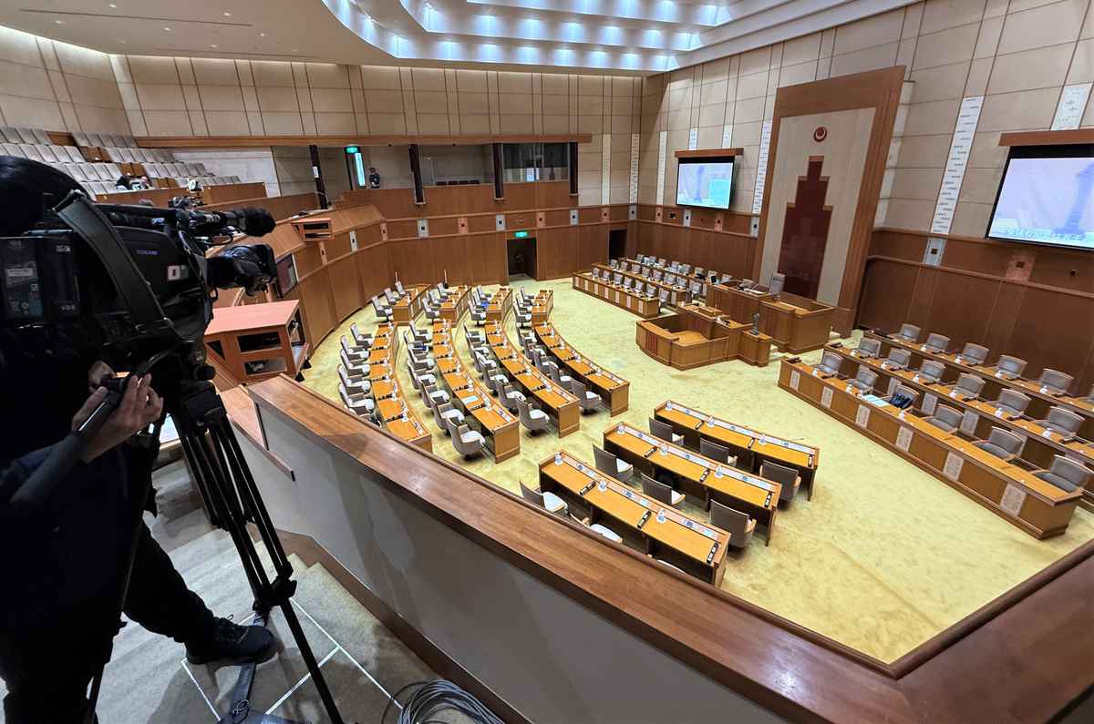 開会時刻過ぎても議員が現れず　ワシントン事務所問題で大揺れの沖縄県議会